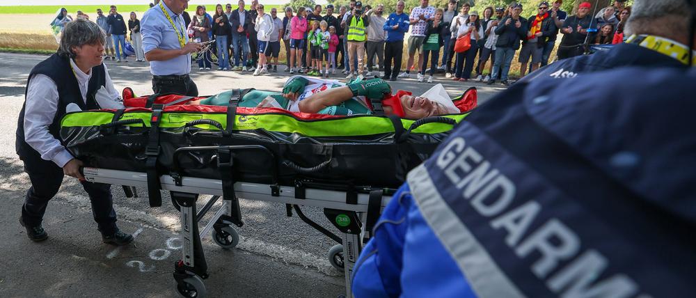Nach dem Sturz ging es für den Belgier Jasper Philipsen gleich ins Krankenhaus.