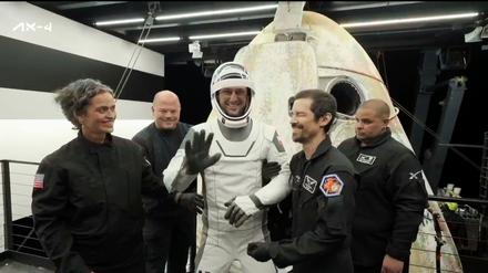 Der Pole Slawosz Uznanski-Wisniewski beim Verlassen der SpaceX-Kapsel auf einem Bergungsschiff.