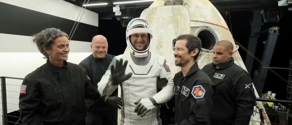 Der Pole Slawosz Uznanski-Wisniewski beim Verlassen der SpaceX-Kapsel auf einem Bergungsschiff.