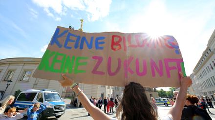 Im vergangenen Schuljahr wurde in Potsdam gegen Kürzungen im Bereich Bildung demonstriert. (Archivfoto)