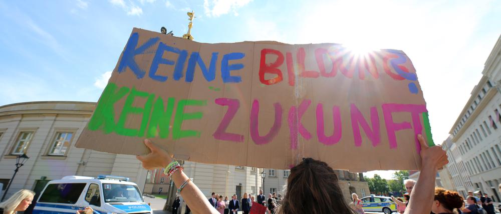 Im vergangenen Schuljahr wurde in Potsdam gegen Kürzungen im Bereich Bildung demonstriert. (Archivfoto)