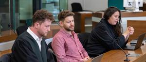 15.07.2025, Berlin: Lahav Shapira (M), Student der Freien Universität (FU) Berlin, wartet im Gerichtssaal neben seinen Anwälten Kristin Pietrzyk (r) und Christoph Köhler (l) auf den Beginn der Verhandlung vor dem Verwaltungsgericht. 