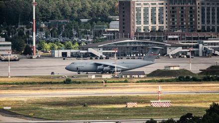 Eine Lockheed C-5B Galaxy der US Air Force auf dem Rollfeld der Ramstein Air Base.