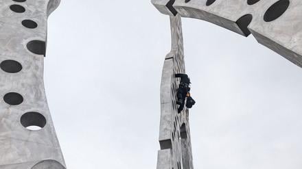 Zeugen beobachteten die Aktion am „Molecule Man“ und riefen die Polizei.