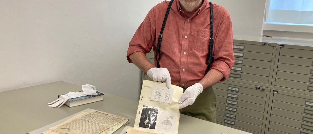 Der US-Historiker Mark Walker präsentiert im Deutschen Museum anhand von Dokumenten neue Erkenntnisse zu Hitlers Atomprogramm - und seinem Scheitern.