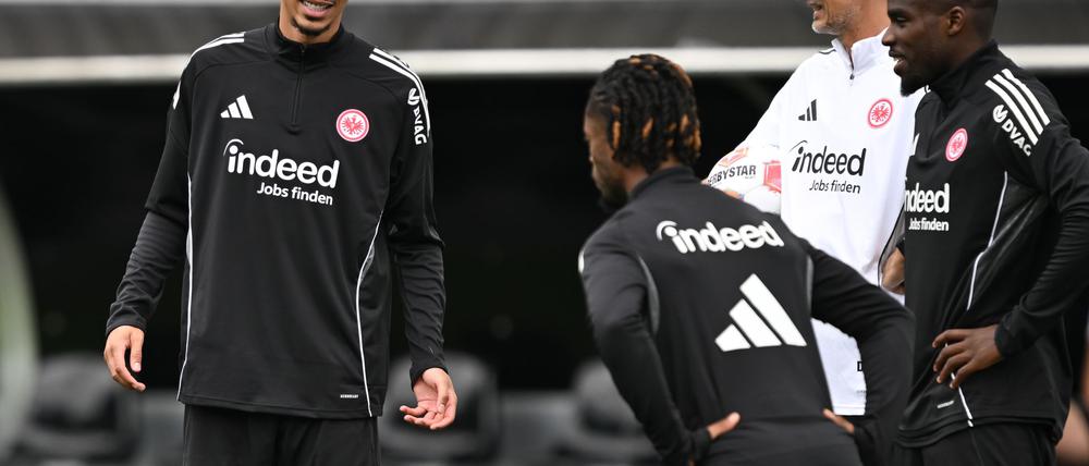 Newcastle United soll an Frankfurts Hugo Ekitiké (l) interessiert sein.