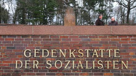 Holger Hübner, Vorsitzender des Fördervereins des Friedhofs der Sozialisten (Brille, links) und der Historiker Prof. Jürgen Hofmann (re.) vor der Gedenkstätte der Sozialisten auf dem Zentralfriedhof Friedrichsfelde in Berlin-Lichtenberg. Foto: Thilo Rückeis