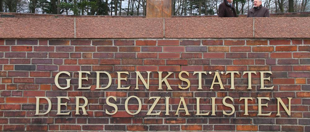 Holger Hübner, Vorsitzender des Fördervereins des Friedhofs der Sozialisten (Brille, links) und der Historiker Prof. Jürgen Hofmann (re.) vor der Gedenkstätte der Sozialisten auf dem Zentralfriedhof Friedrichsfelde in Berlin-Lichtenberg. Foto: Thilo Rückeis