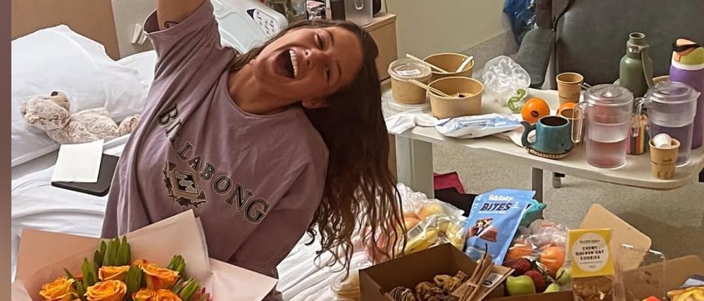 Das von der Polizei zur Verfügung gestellte Bild zeigt Carolina W. im Krankenhaus im australischen Perth, umgeben von Blumen und zahlreichen Leckereien.