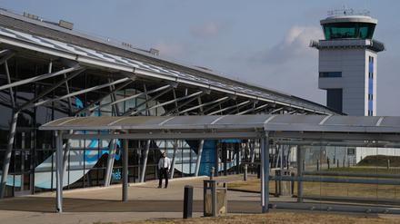 Der Flughafen London Southend bleibt nach dem Absturz eines Geschäftsflugzeugs vorübergehend geschlossen. Dort war am Sonntag ein Flugzeug abgestürzt. Vier Menschen starben.