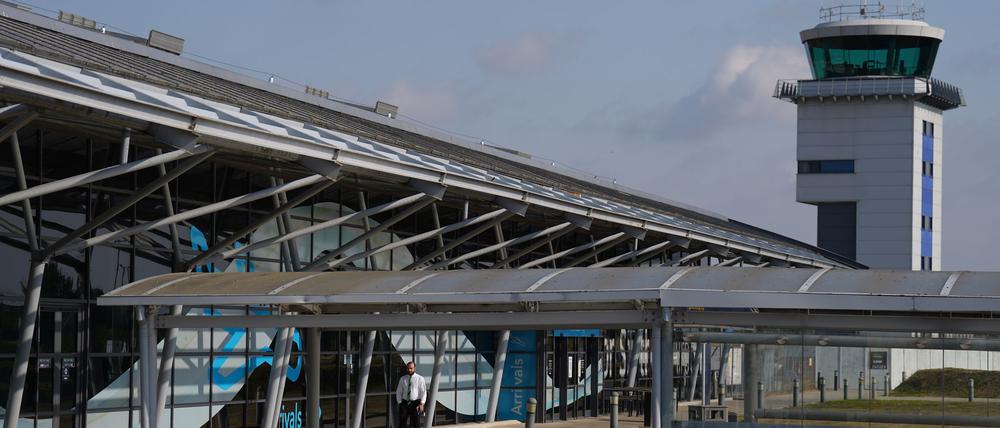 Der Flughafen London Southend bleibt nach dem Absturz eines Geschäftsflugzeugs vorübergehend geschlossen. Dort war am Sonntag ein Flugzeug abgestürzt. Vier Menschen starben.