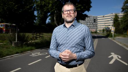 Werner Graf, Fraktionsvorsitzender von Bündnis 90/Die Grünen in Berliner Abgeordnetenhaus, steht auf einem Radweg im Stadtteil Schöneberg. 