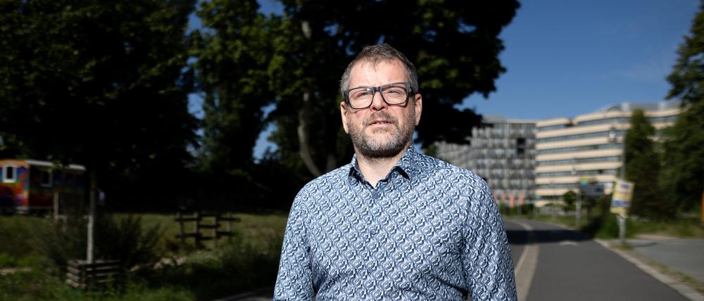 Werner Graf, Fraktionsvorsitzender von Bündnis 90/Die Grünen in Berliner Abgeordnetenhaus, steht auf einem Radweg im Stadtteil Schöneberg.