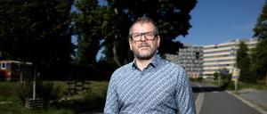 Werner Graf, Fraktionsvorsitzender von Bündnis 90/Die Grünen in Berliner Abgeordnetenhaus, steht auf einem Radweg im Stadtteil Schöneberg. 