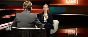 Auf diesem vom ZDF zur Verfügung gestellten Bild spricht die Richterin Frauke Brosius-Gersdorf in der Talk-Sendung „Markus Lanz“ mit dem Moderator. 