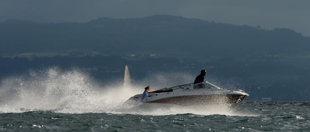 Schnelle Motorboote bringen zwar Spaß, können aber Pflanzen und Tieren in Seen enorm zusetzten. (Archivbild)