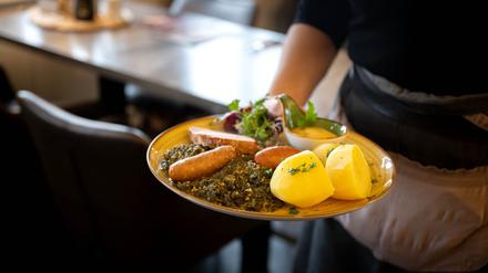 Auch ohne Ausbildung oder Studium Geld zu verdienen - zum Beispiel in der Gastronomie - ist für viele junge Menschen vorstellbar. (Symbolbild)