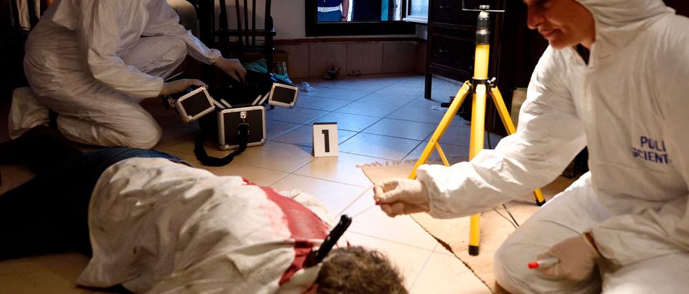 Kommissar Brunetti (Uwe Kockisch, hinten r) und Vianello (Karl Fischer) am Tatort.