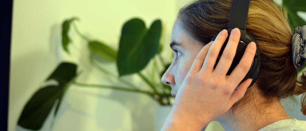 Auch zu Hause tragen viele Menschen Kopfhörer.