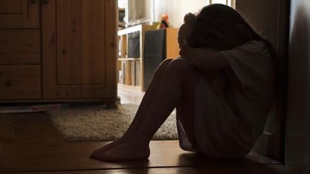 Körperliche Beschwerden wie Bauchschmerzen, Übelkeit, Erbrechen, Kopfschmerzen oder Schlafstörungen können bei Kindern auf Schulangst hinweisen. 