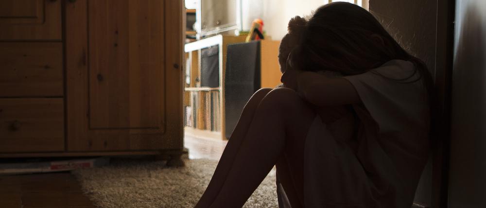 Körperliche Beschwerden wie Bauchschmerzen, Übelkeit, Erbrechen, Kopfschmerzen oder Schlafstörungen können bei Kindern auf Schulangst hinweisen. 