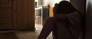 Körperliche Beschwerden wie Bauchschmerzen, Übelkeit, Erbrechen, Kopfschmerzen oder Schlafstörungen können bei Kindern auf Schulangst hinweisen. 
