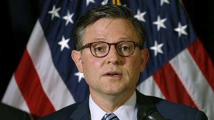 Der Vorsitzende von Trumps Republikanern im Repräsentantenhaus, Mike Johnson, gibt ein Statement.