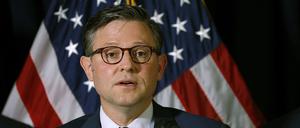 Der Vorsitzende von Trumps Republikanern im Repräsentantenhaus, Mike Johnson, gibt ein Statement.