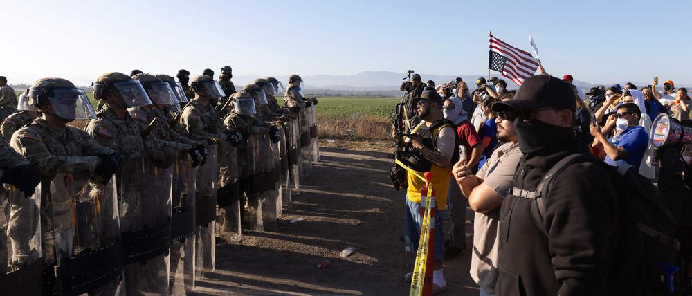 Nationalgardisten stehen am 10. Juli im kalifornischen Camarillo einer Demonstration entgegen.