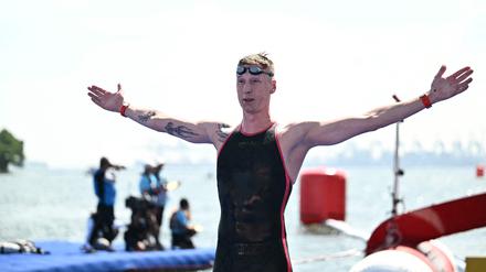 Florian Wellbrock feiert seinen Sieg.