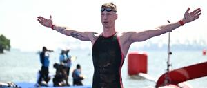 Florian Wellbrock feiert seinen Sieg.