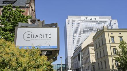 Das Bettenhochhaus der Charite in der Luisenstraße, Mitte, Berlin.