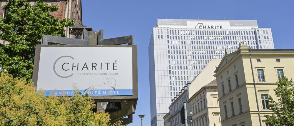 Das Bettenhochhaus der Charite in der Luisenstraße, Mitte, Berlin.