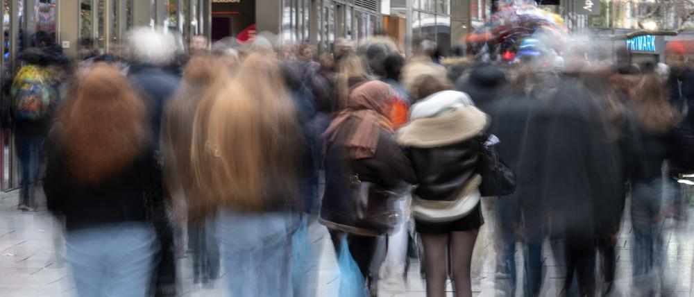 Menschen gegeh in Frankfurt am Main durch die Einkaufsstraße „Zeil“.