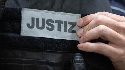 Ein Justizbeamter steht in einem Saal eines Gerichts (Symbolbild).