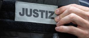 Ein Justizbeamter steht in einem Saal eines Gerichts (Symbolbild).