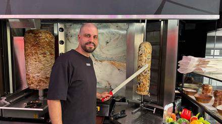 Geschäftsführer Murat Emre am Fischdöner-Spieß bei Foodbag in Kreuzberg.
