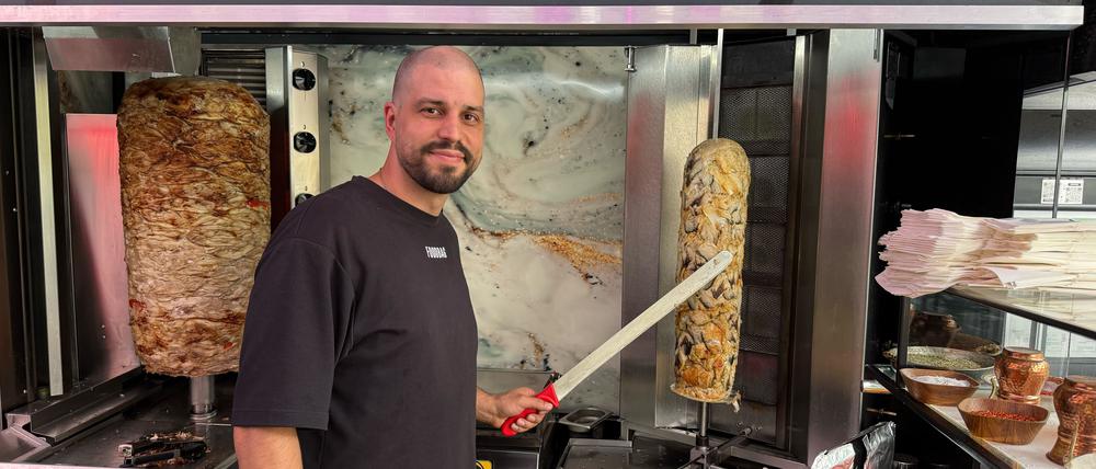 Geschäftsführer Murat Emre am Fischdöner-Spieß bei Foodbag in Kreuzberg.