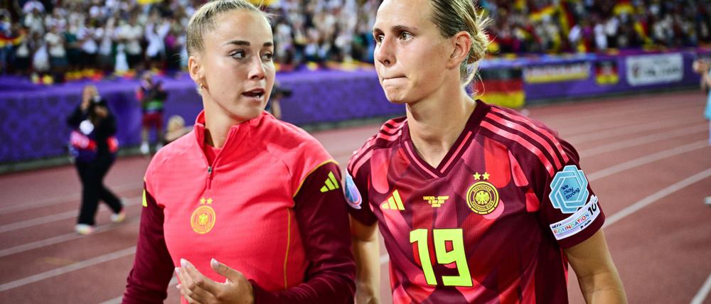 KLara Bühl (r. neben der verletzten Kapitänin Giulia Gwinn) will den Titeltraum nicht aufgeben.