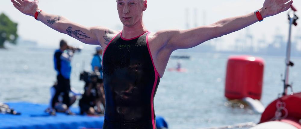 Florian Wellbrock feiert seinen WM-Titel.