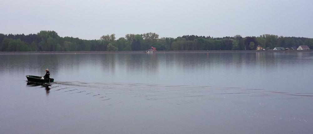 Ein Angler hat das Auto in den See fahren sehen. (Symbolbild)