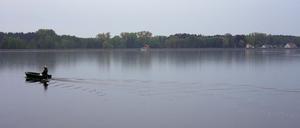 Ein Angler hat das Auto in den See fahren sehen. (Symbolbild)