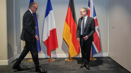 Kanzler Friedrich Merz (links) und Premier Keir Starmer treffen sich am Rande des Nato-Gipfels von Den Haag.