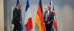Kanzler Friedrich Merz (links) und Premier Keir Starmer treffen sich am Rande des Nato-Gipfels von Den Haag.