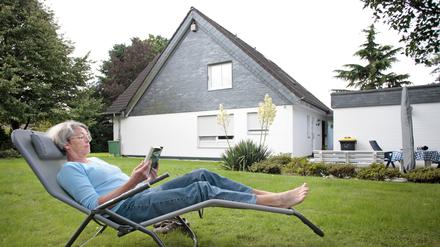 Seniorin liegt im Liegestuhl und liest ein Buch. German senior in a canvas chair and reads a book. Radevormwald , 31.07.2007 , MODEL RELEASE vorhanden , MODEL RELEASED , Radevormwald Deutschland PUBLICATIONxINxGERxSUIxAUTxONLY Copyright: xThomasxImox 