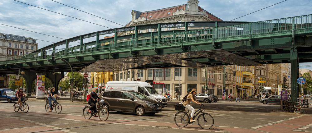Straßenverkehr am U-Bahnhof Eberswalder Straße in Berlin. 