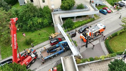 In Linz ist ein Lkw gegen eine Fußgängerüberführung geprallt, die Brücke ist daraufhin eingestürzt. Laut ersten Meldungen der Polizei waren im Lkw zwei Personen. Sie wurden eingeklemmt und dürften verletzt worden sein. 