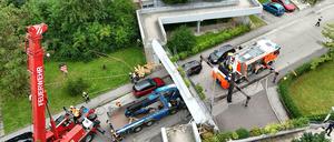 In Linz ist ein Lkw gegen eine Fußgängerüberführung geprallt, die Brücke ist daraufhin eingestürzt. Laut ersten Meldungen der Polizei waren im Lkw zwei Personen. Sie wurden eingeklemmt und dürften verletzt worden sein. 