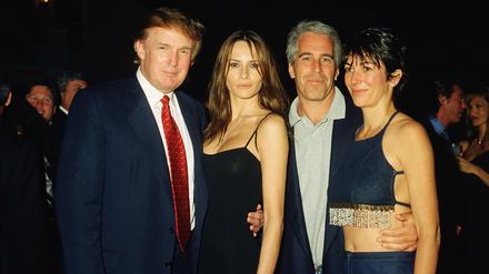 Donald Trump und seine Frau Melanie (zweite von rechts) waren mit Jeffrey Epstein (zweiter von links) und seiner Vertrauten Ghislaine Maxwell bekannt.