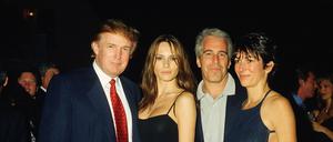 Donald Trump und seine Frau Melanie (zweite von rechts) waren mit Jeffrey Epstein (zweiter von links) und seiner Vertrauten Ghislaine Maxwell bekannt.